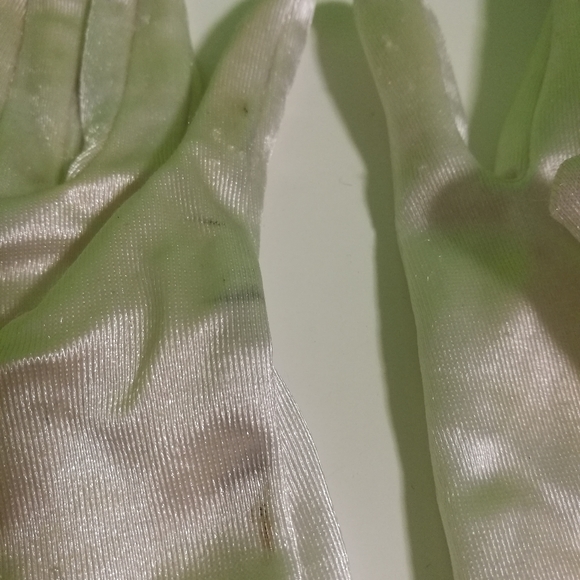 FREE Kids Medium White Costume Gloves - Picture 4 of 4